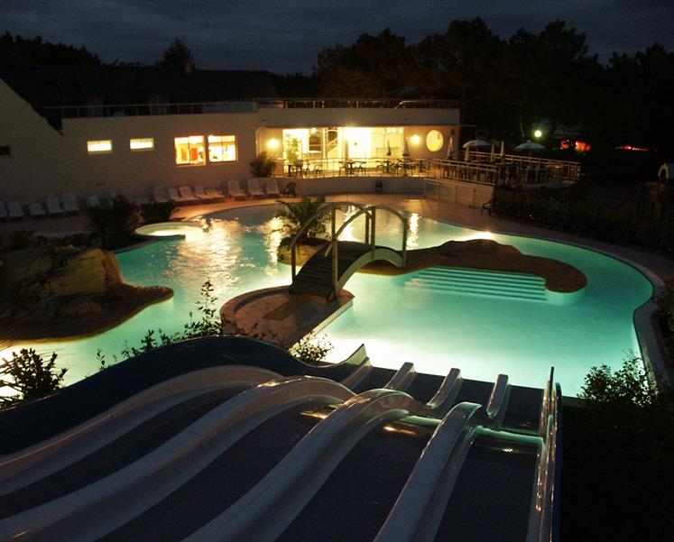 les couleurs de la piscine la nuit au camping des iles morbihan - RESIDENCE LES ILES PENESTIN