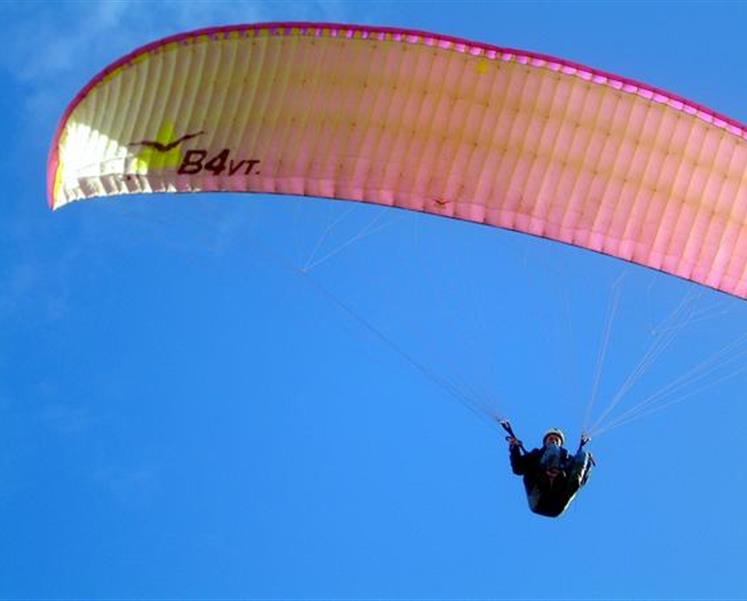 Parapente en vol camping bretagne - RESIDENCE LES ILES PENESTIN
