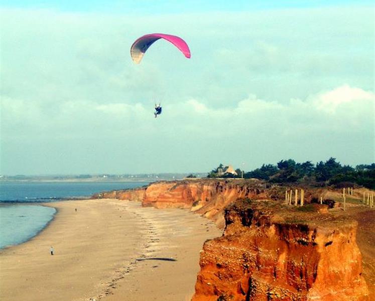 Parapente en vol falaises camping bretagne - RESIDENCE LES ILES PENESTIN