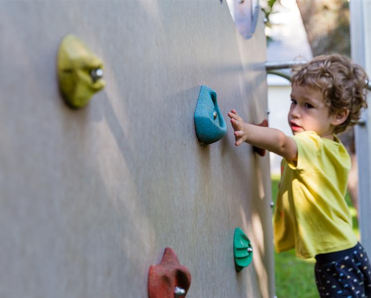 enfant joue escalade residence les iles penestin - RESIDENCE LES ILES PENESTIN