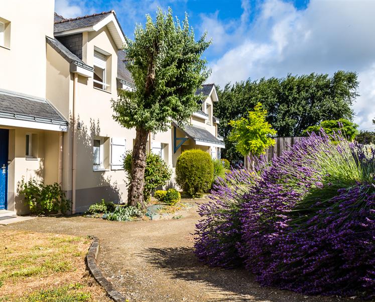 Jardin côté rue - RESIDENCE LES ILES PENESTIN