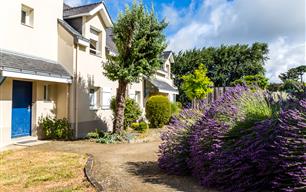 Jardin côté rue - RESIDENCE LES ILES PENESTIN