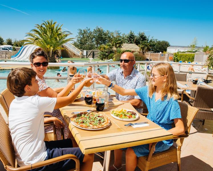 déjeuner en terrasse vue sur la piscine les iles  - RESIDENCE LES ILES PENESTIN